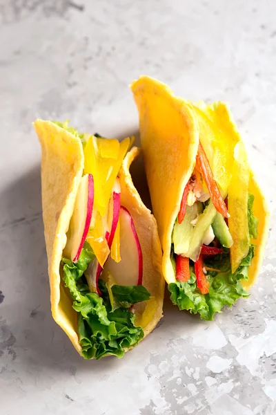 Taco mit frischem Gemüse — Stockfoto