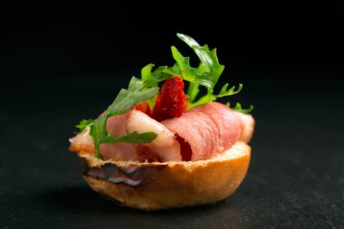 Ördek göğsü ve roka ile sandviç 