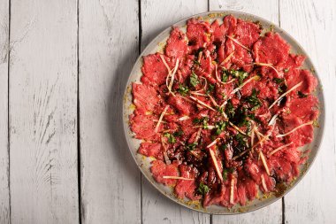 Hardallı bir tabakta Dana carpaccio 