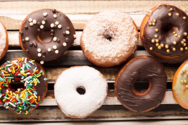 Çörek ile sprinkles bir kutu içinde