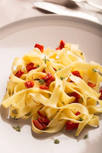 Espaguetis con tomates secos —  Fotos de Stock