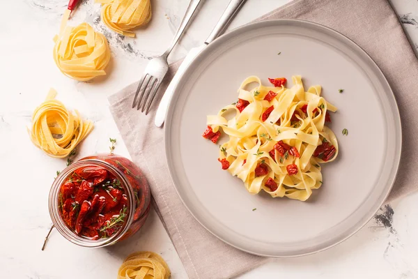Espaguetis con tomates secos —  Fotos de Stock