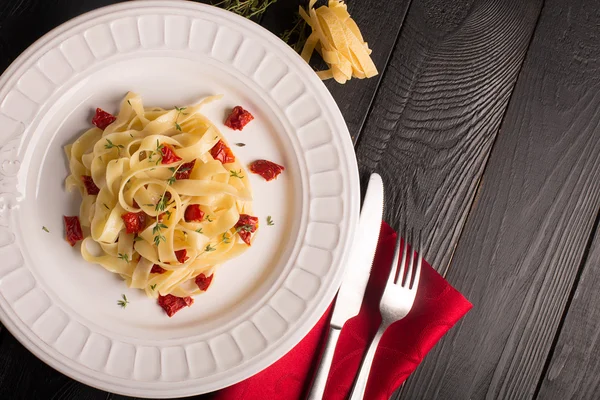 Espaguetis con tomates secos —  Fotos de Stock