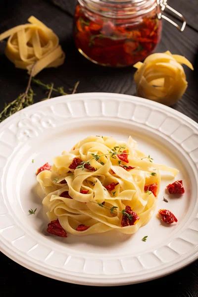 Espaguetis con tomates secos —  Fotos de Stock