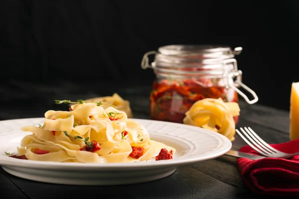 Espaguetis italianos con tomates secos —  Fotos de Stock