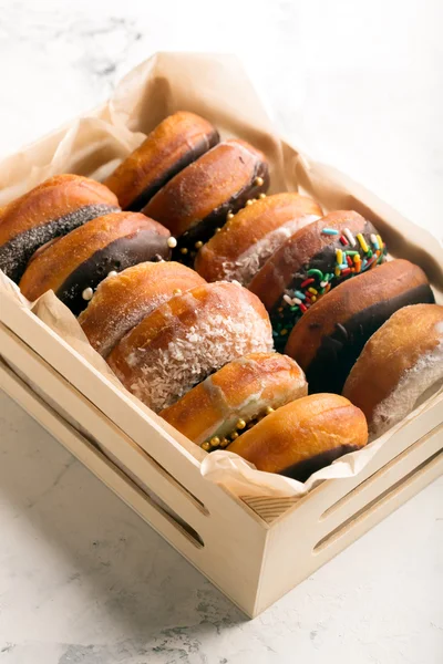 Donuts em uma caixa de madeira — Fotografia de Stock