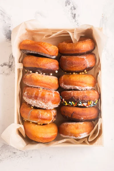 Donuts in einer Holzkiste — Stockfoto