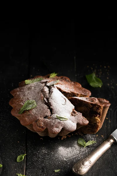 Huisgemaakte chocoladetaart met suiker poeder — Stockfoto