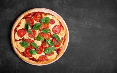 Organik sebze ve peynir pizza