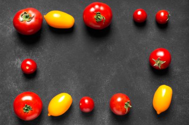 Siyah yüzey üzerinde domates
