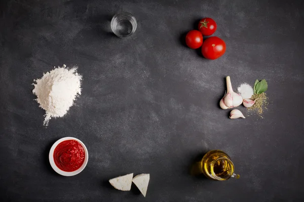 Ingredientes para pizza no quadro — Fotografia de Stock