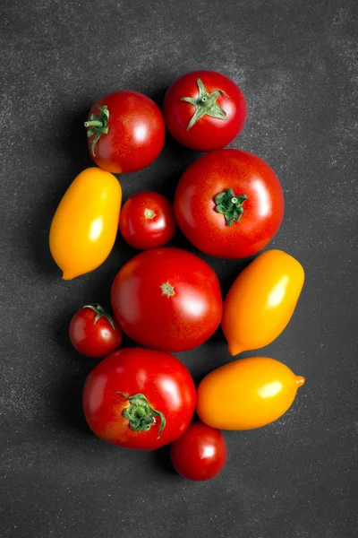 Świeże pomidory na środku tablicy — Zdjęcie stockowe