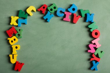 Ahşap mektuplar yapılan alfabesi