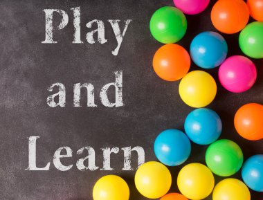 Renkler siyah kara tahta üzerinde plastik toplar. Oyna ve öğren 