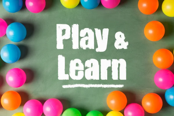 Bolas de plástico de colores en la pizarra verde. Jugar y aprender — Foto de Stock