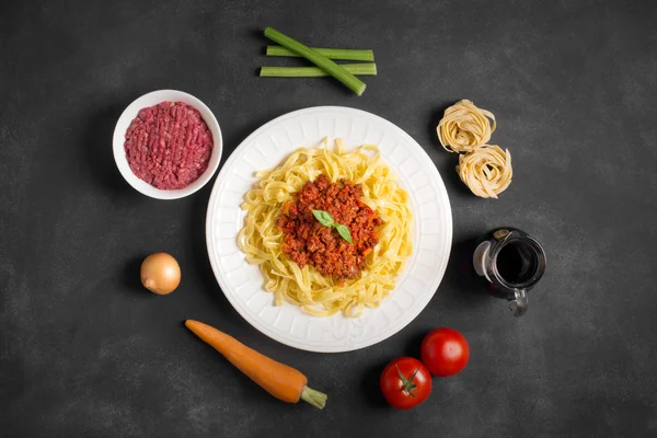 Espaguetis boloñesa y sus ingredientes —  Fotos de Stock