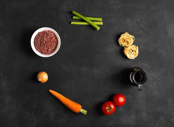 Ingredientes de macarrão bolonhesa com carne e legumes — Fotografia de Stock