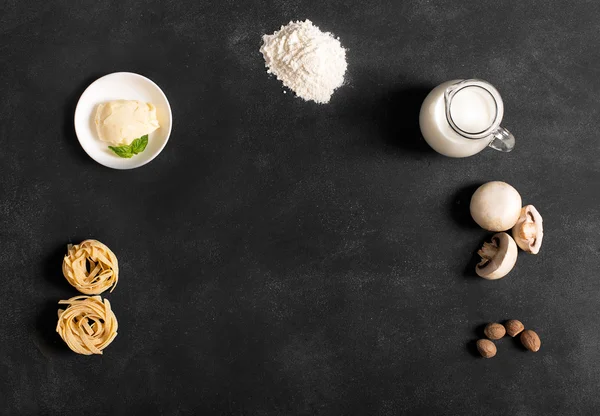Recept voor pasta met champignons en bechamelsaus saus — Stockfoto