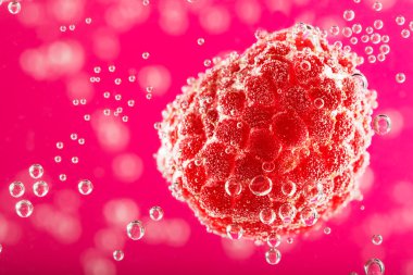 Su kabarcıkları tarafından çevrili taze frambuaz 