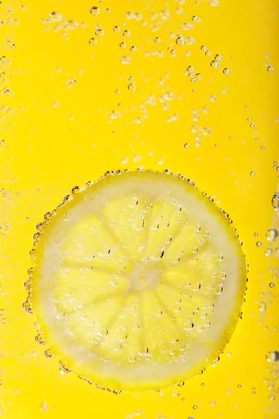 Rebanada de limón rodeada de burbujas de agua —  Fotos de Stock