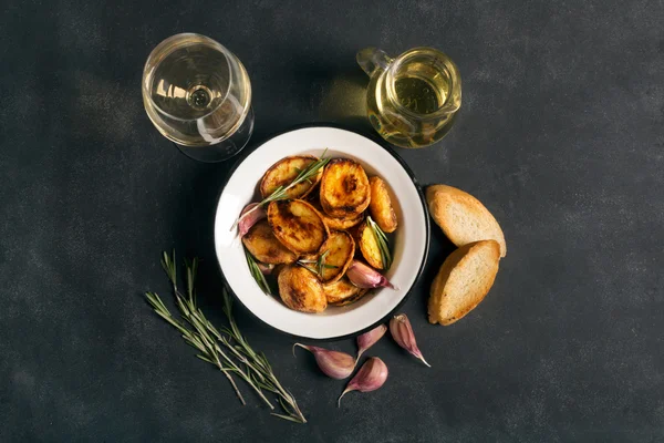 Gepofte aardappel met rozemarijn en knoflook — Stockfoto