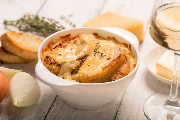 法式洋葱汤配百里香 — 图库照片