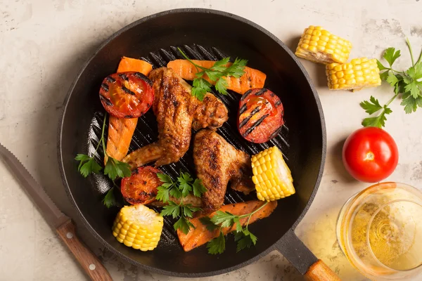 Chicken Wings mit Petersilie auf dem Grill gekocht — Stockfoto