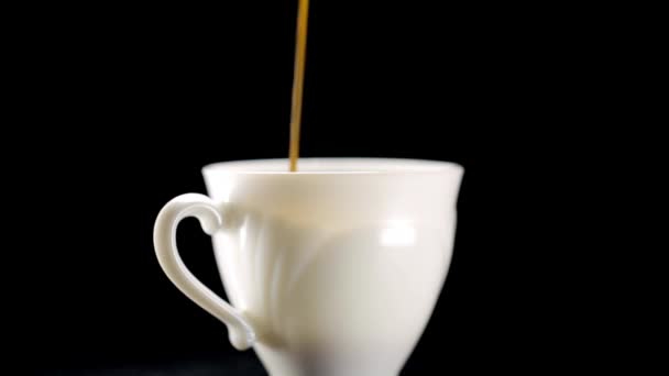 Café vertiendo en taza blanca — Vídeo de stock