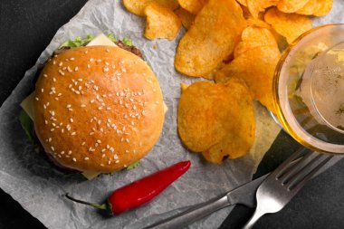 Hamburger eti pirzola ile. Cips ve bira