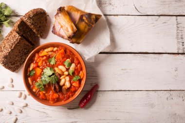 Fasulye ve havuç ile rustik börülce çorbası