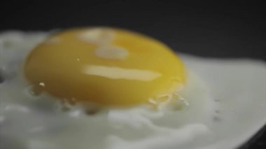 Bıçak ve çatal ile kızarmış yumurta kesti