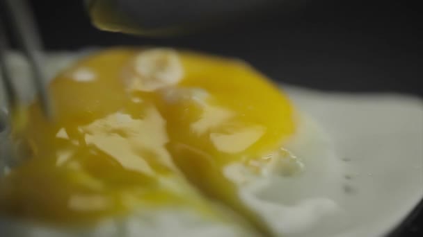 Смажені яйця нарізані ножем і виделкою — стокове відео