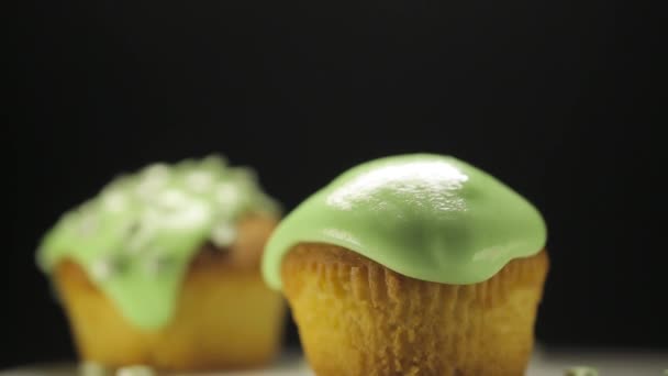 Crema verde caliente verter en la torta — Vídeos de Stock