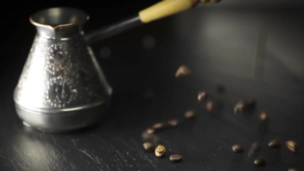 Geröstete Kaffeebohnen fallen herunter — Stockvideo