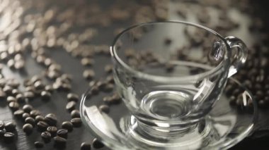 Sıcak siyah kahve şeffaf fincan içine dökme