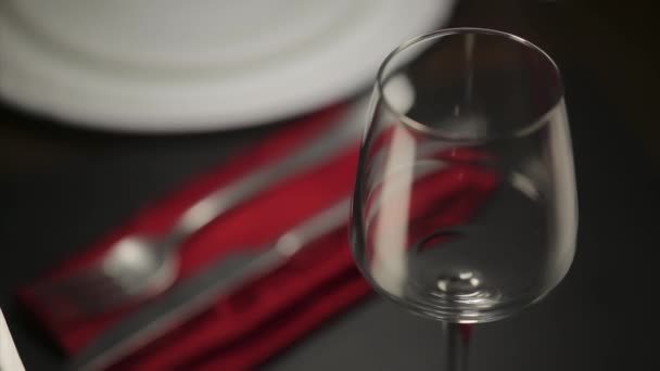 červené víno nalité do skla