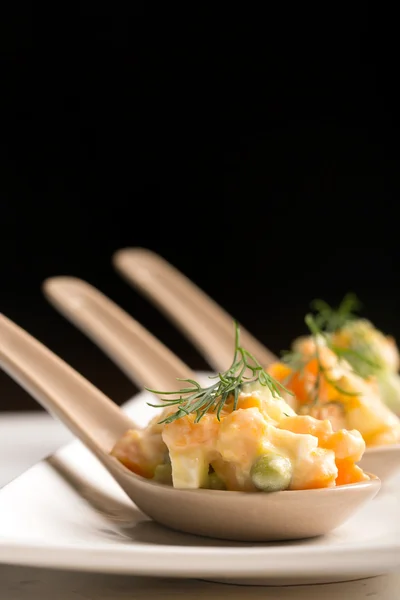 Salada russa tradicional olivie com legumes fervidos — Fotografia de Stock