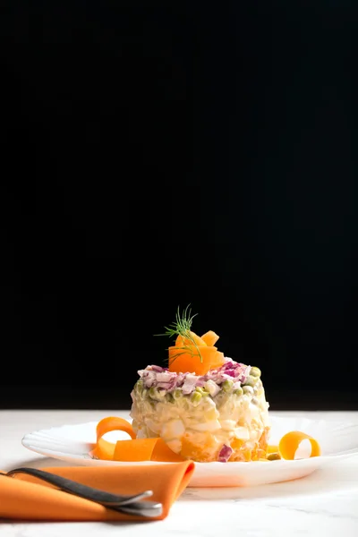 Salada russa tradicional olivie com legumes fervidos — Fotografia de Stock
