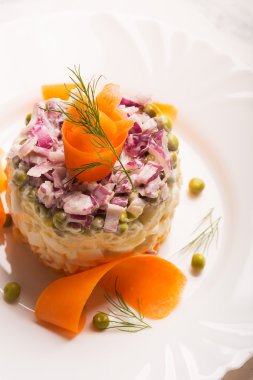Geleneksel Rus salatası olivie haşlanmış sebzeler ile