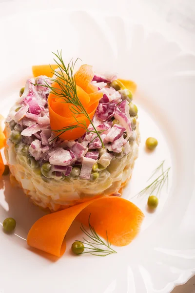 Geleneksel Rus salatası olivie haşlanmış sebzeler ile
