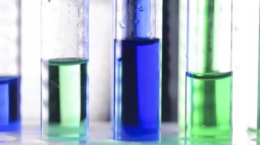 Test tüpleri HD video yukarı kapatın. Parlak lambalar