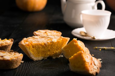 Badem dilimleri ile kabak pasta