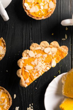 Badem dilimleri ile kabak pasta. Üstten Görünüm