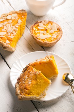 Badem dilimleri ile kabak pasta