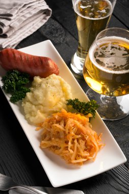 Izgara sosis ve patates bardak bira ile