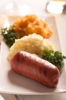 Izgara sosis, patates ve haşlanmış lahana