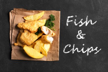 Geleneksel İngiliz balık ve cips karanlık yüzeyi