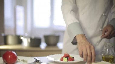 Yunan salatası mutfakta Şef hazırlar