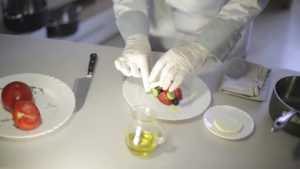 Chef prepara una ensalada griega en la cocina — Vídeo de stock