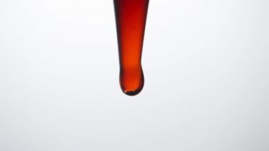 Bir pipet kan damlar